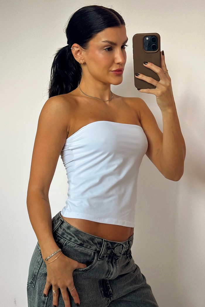 Top Tomara que Caia Brisa White VIBE BIKINIS Top Brisa White VIBE BIKINIS estilo tomara que caia na cor branca, vista frontal em modelo