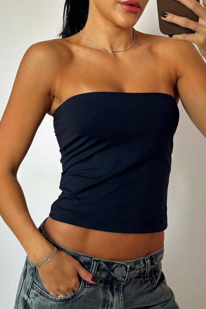 Top Tomara que Caia Brisa Black VIBE BIKINIS Top Brisa Black VIBE BIKINIS estilo tomara que caia na cor preta, vista frontal em modelo