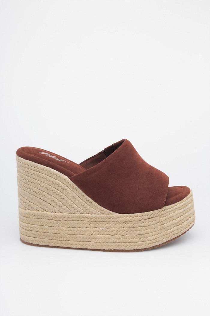 Tamanco plataforma Sofia Terra em camurça marrom com salto em corda