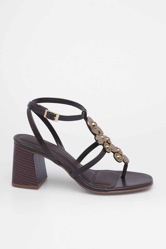 Sandália Moana Café de salto bloco médio com tiras finas e pedrarias douradas
