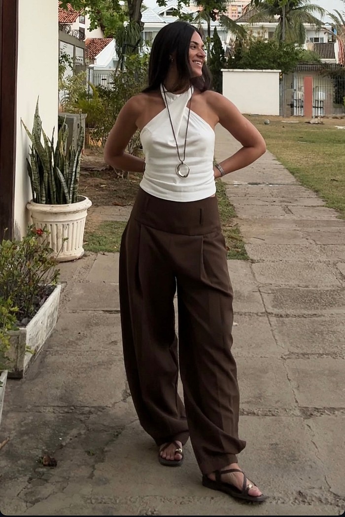 Sandália Brisa Marrom - Rasteira com Detalhe Dourado