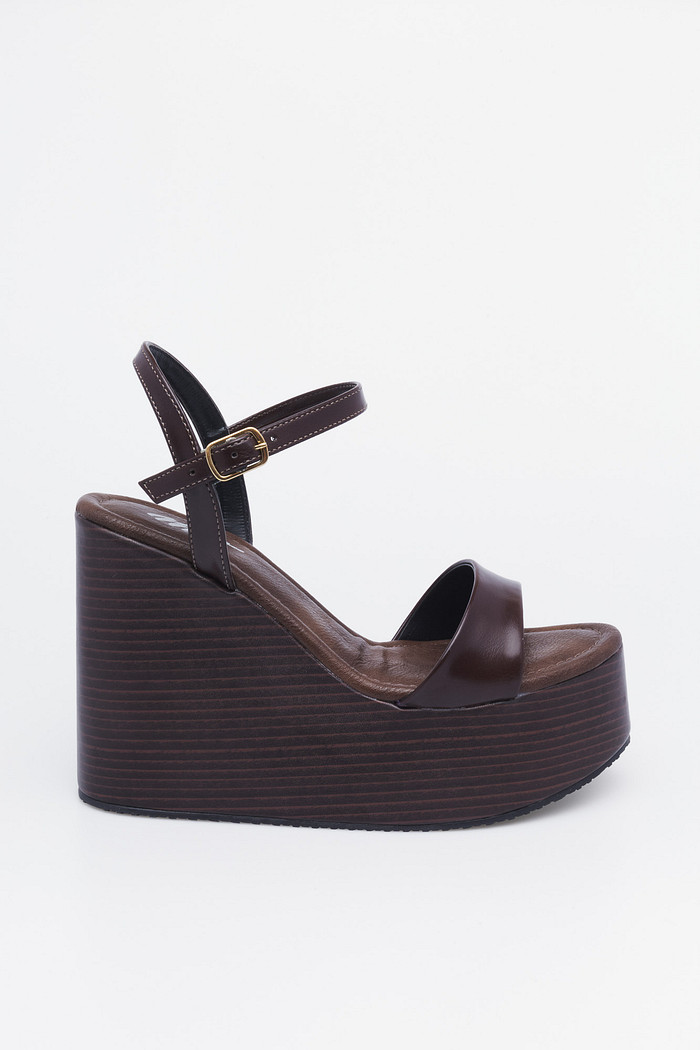 Sandália Manu Marrom – salto plataforma alto com fechamento no tornozelo