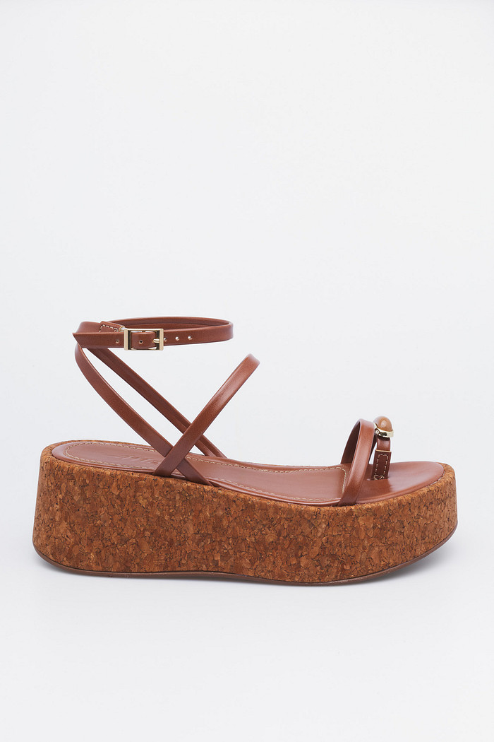 Sandália Ísis Caramelo – detalhe metálico no cabedal e base de cortiça
