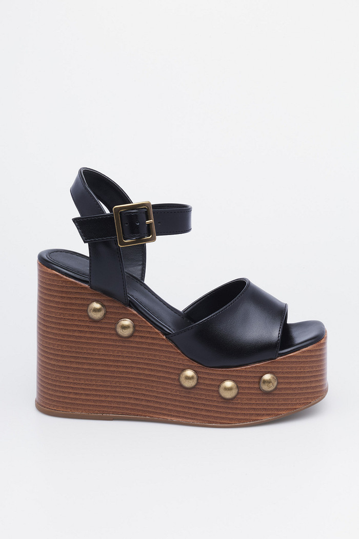 Sandália Anabela Dalva Preta com plataforma alta e tachinhas douradas — Mist