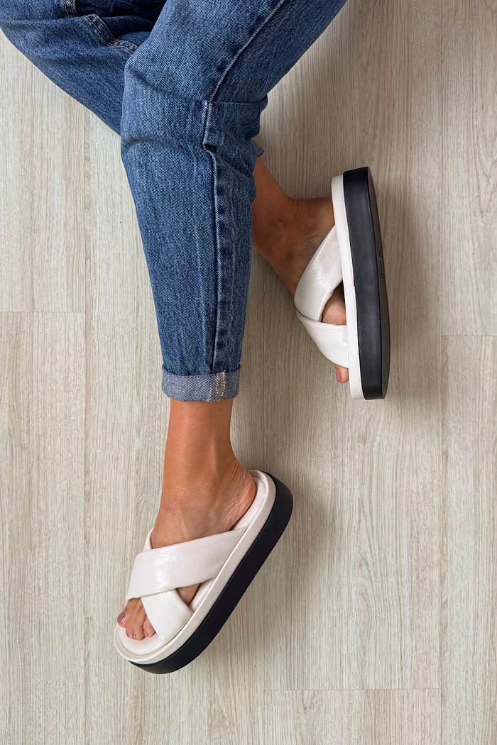 Flat Larissa Off-White