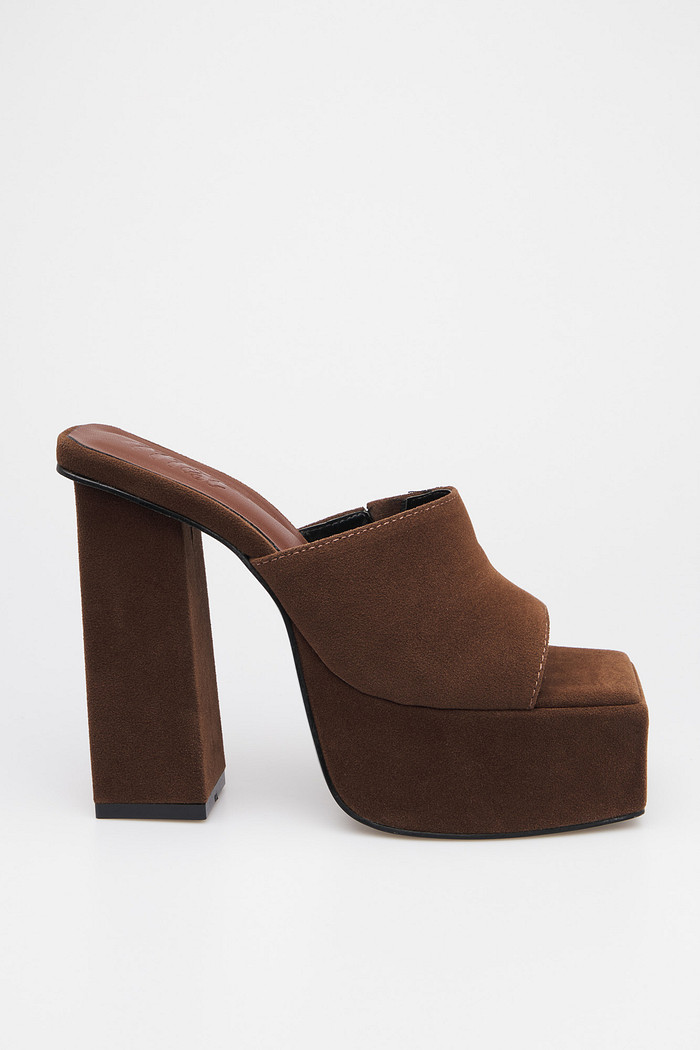 Tamanco Duna Marrom - salto alto com plataforma e bico quadrado