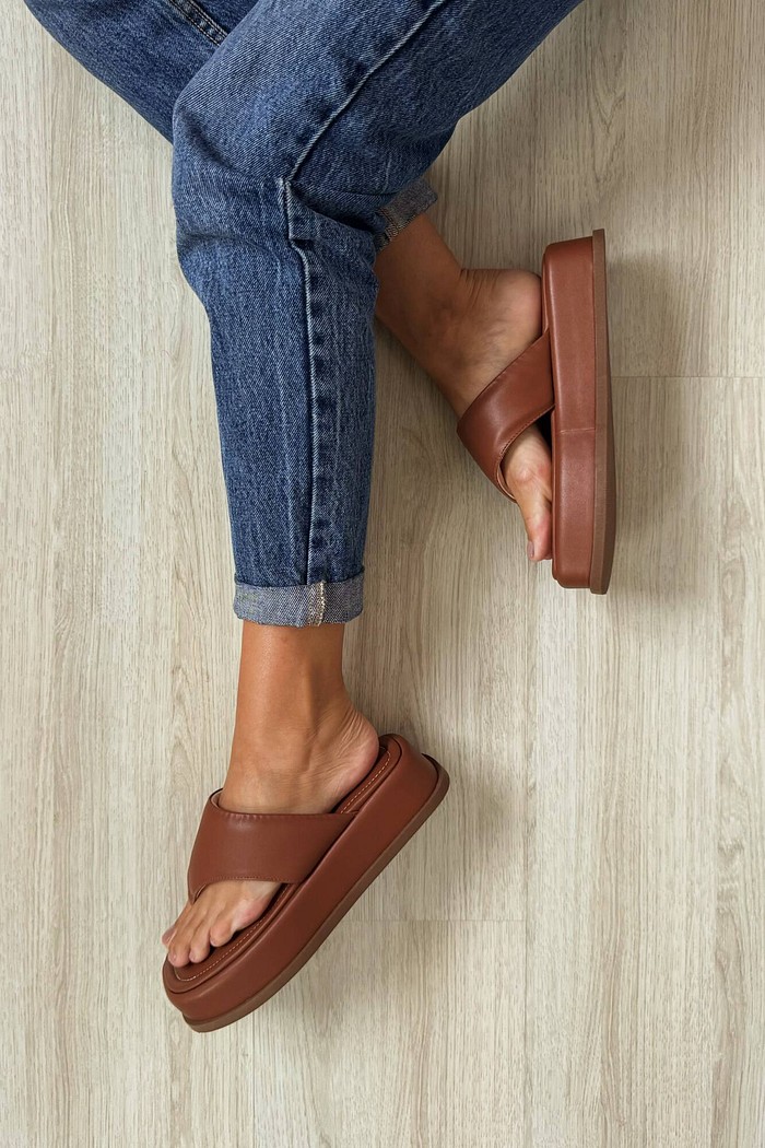 Flat Lívia Caramelo