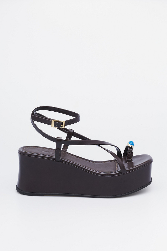 Sandália Heloá Café MIST com destaque para a pedra azul na tira frontal