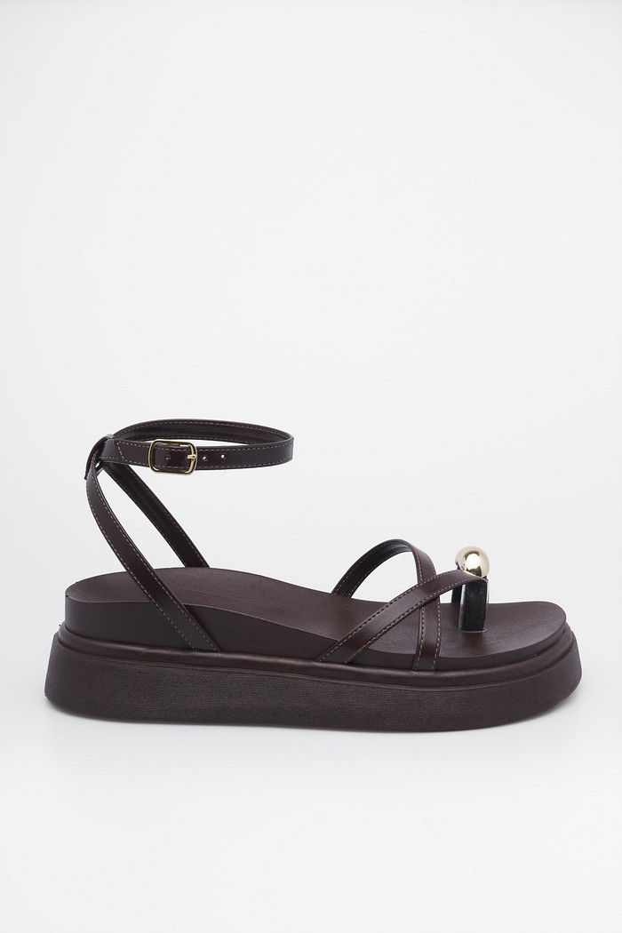 Sandália Vanessa Café plataforma com tiras finas e detalhe dourado