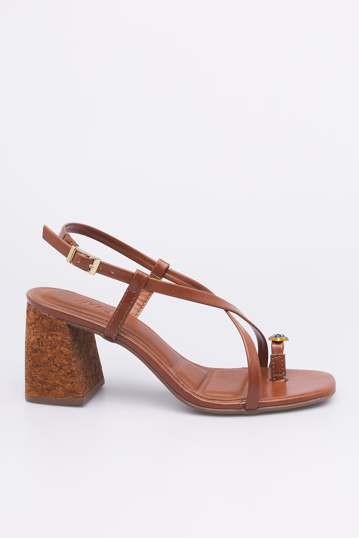 Sandália Cora Caramelo vista lateral com salto bloco de cortiça e tiras finas.