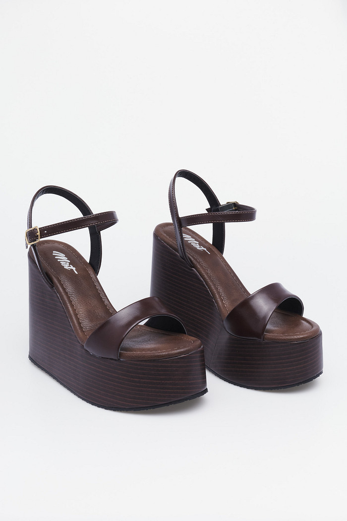 Sandália Manu Marrom – salto plataforma alto com fechamento no tornozelo