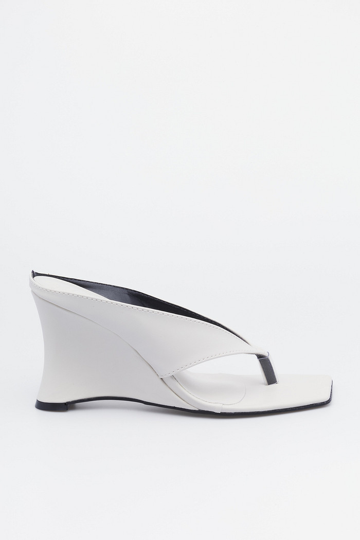 Tamanco Mel Off-White MIST – salto anabela esculpido com tiras minimalistas