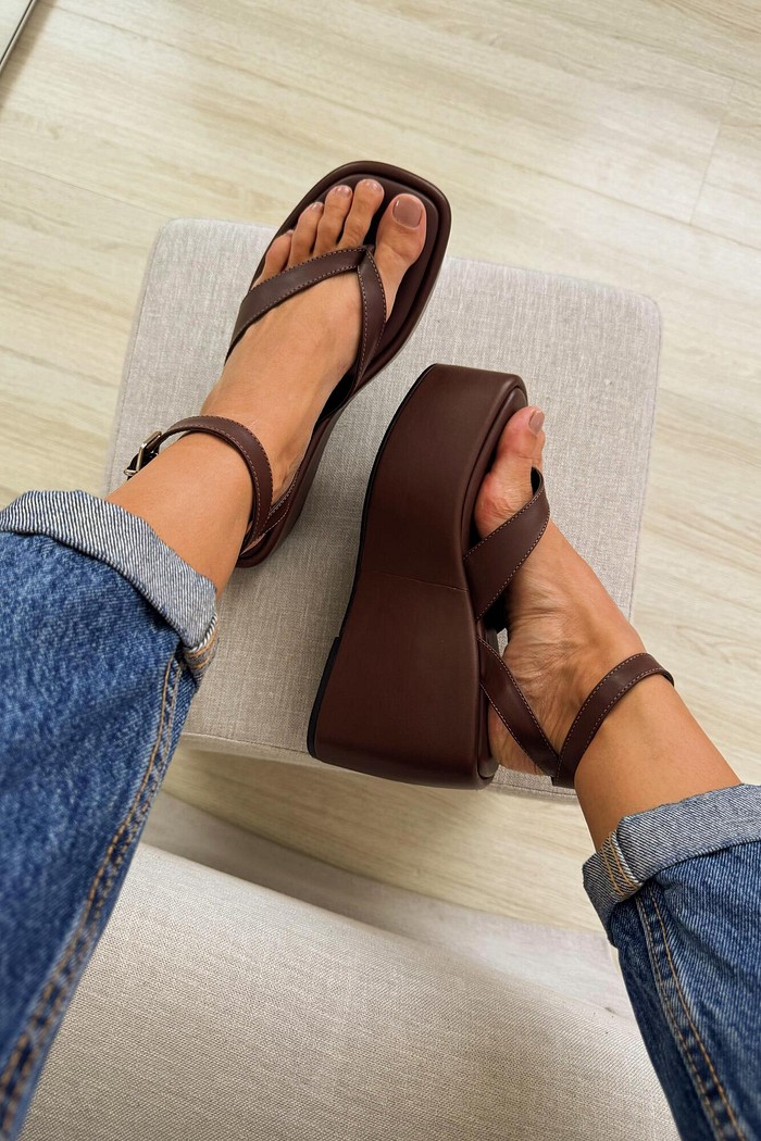 Sandália Lola Marrom