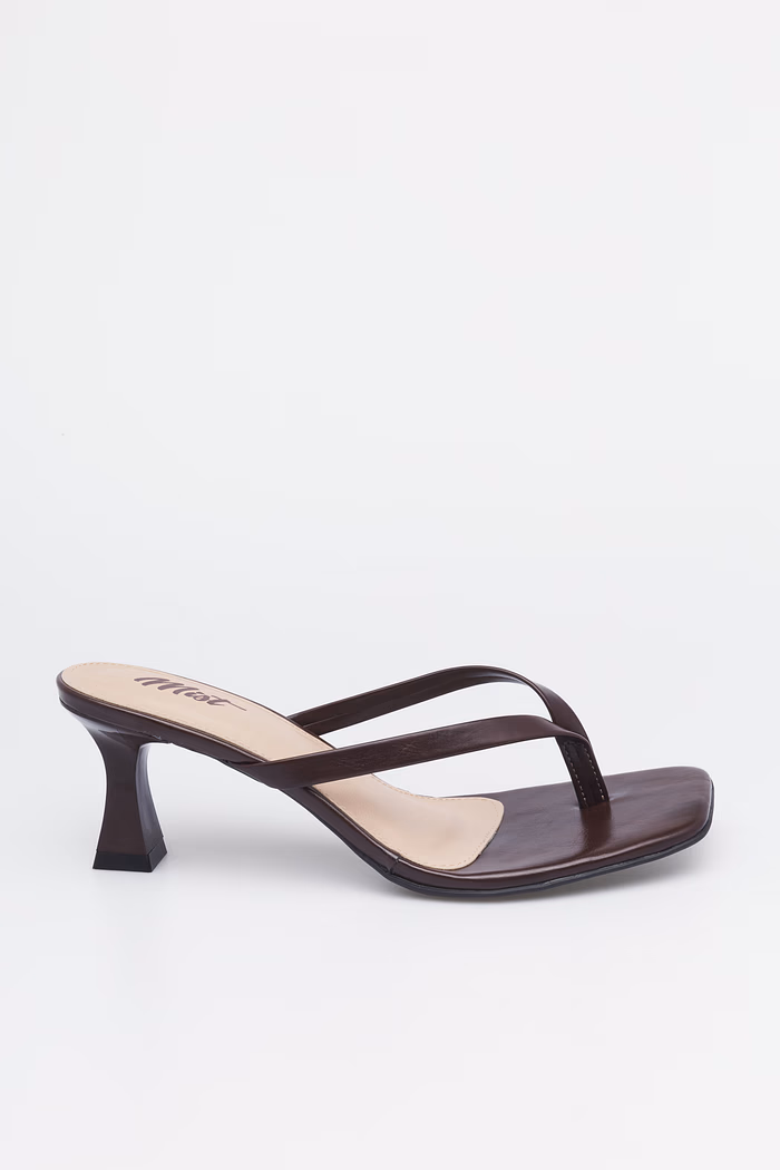 Tamanco Maya Marrom MIST – tiras finas minimalistas e salto fino geométrico