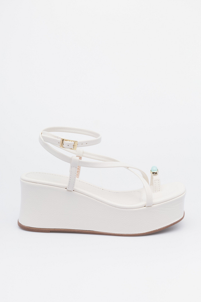 Sandália Heloá Off-White – plataforma feminina elegante com detalhe azul