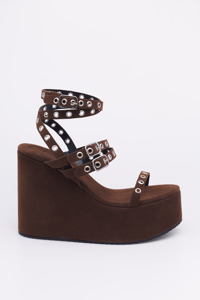 andália Chloe Marrom – sandália feminina moderna com ilhoses metálicos