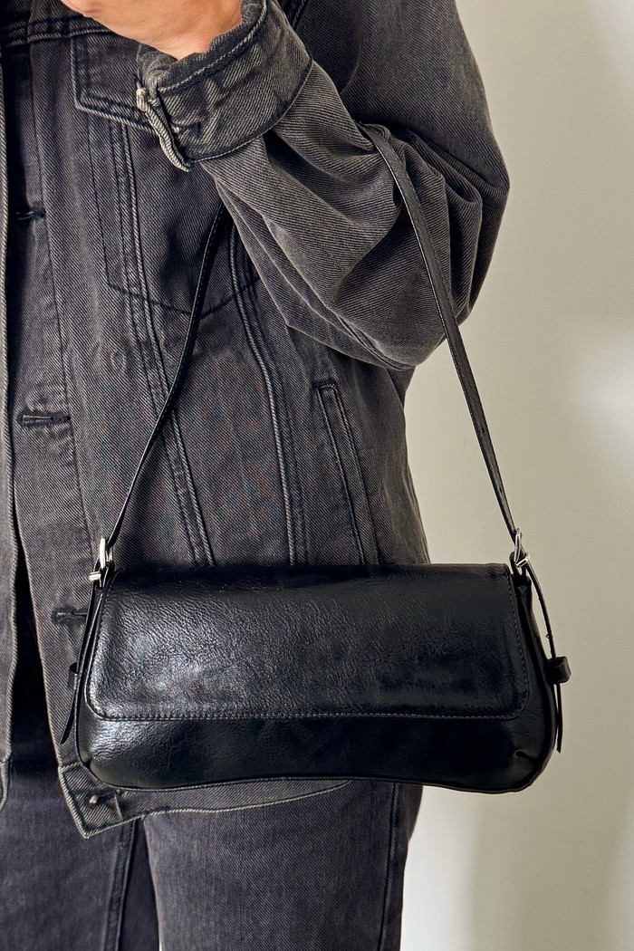 Modelo usando a Bolsa Thayla Preto no ombro