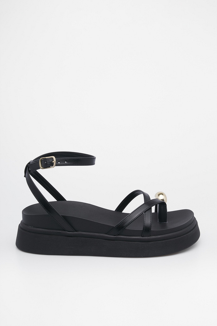 Sandália Vanessa Preto Papete Plataforma com tiras finas e detalhe dourado