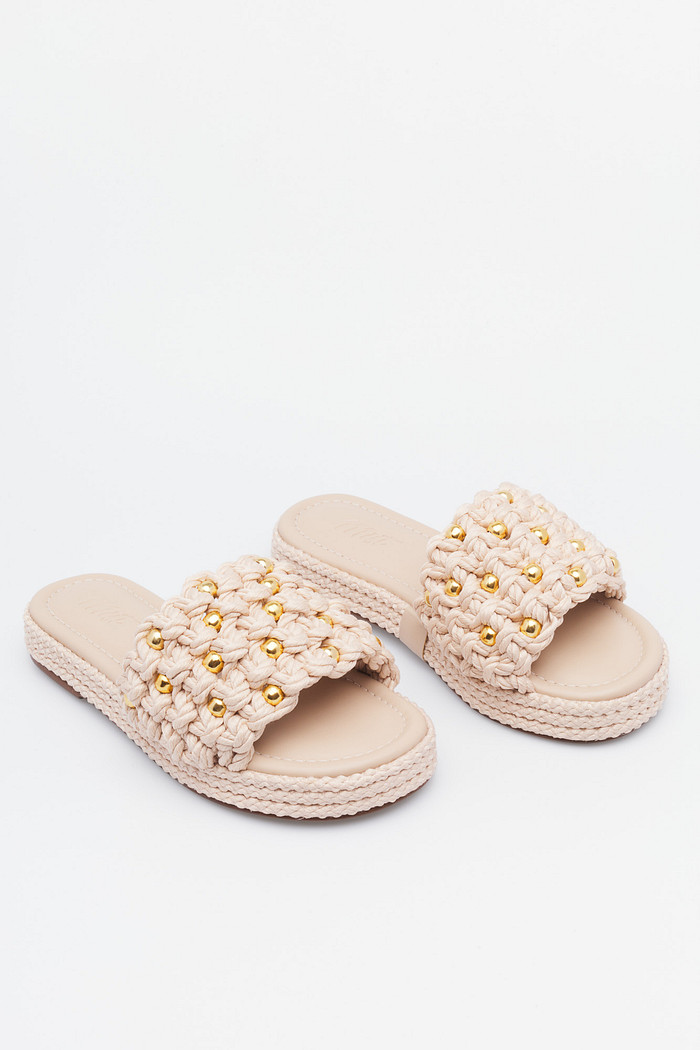 Flat Diana Natural MIST – rasteira feminina com trama artesanal e esferas douradas