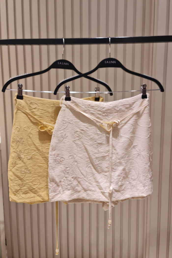 Short saia Bordado Floral em Viscose com Cinto Acrílico 2 Cores