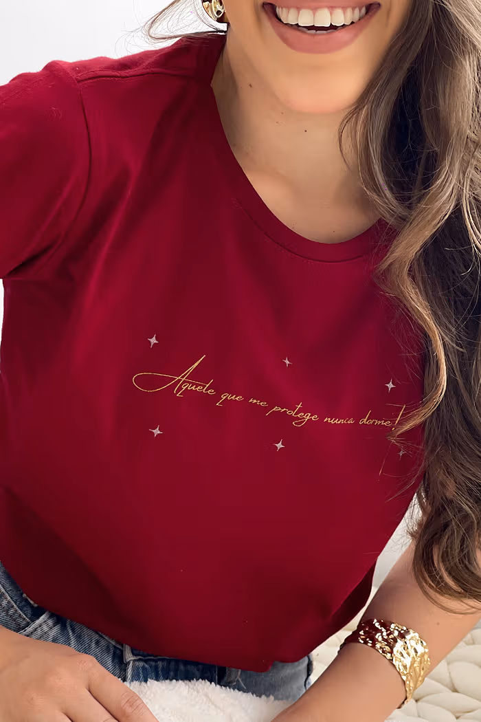 T-Shirt Aquele que me protege nunca dorme - Bordô