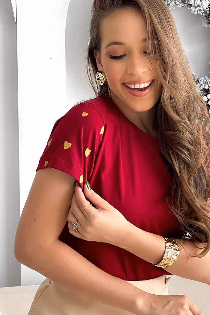 T-Shirt Corações Desenhados poá na manga - Bordô