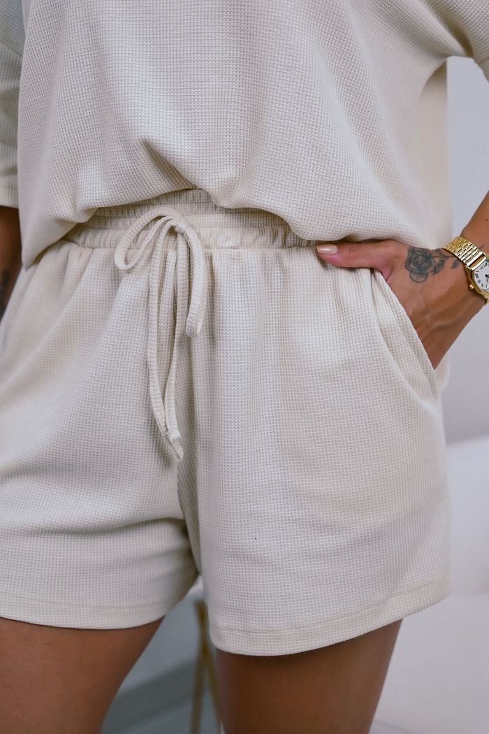 SHORTS HELENA COM BOLSOS FACA COLMEIA TEE LINDA