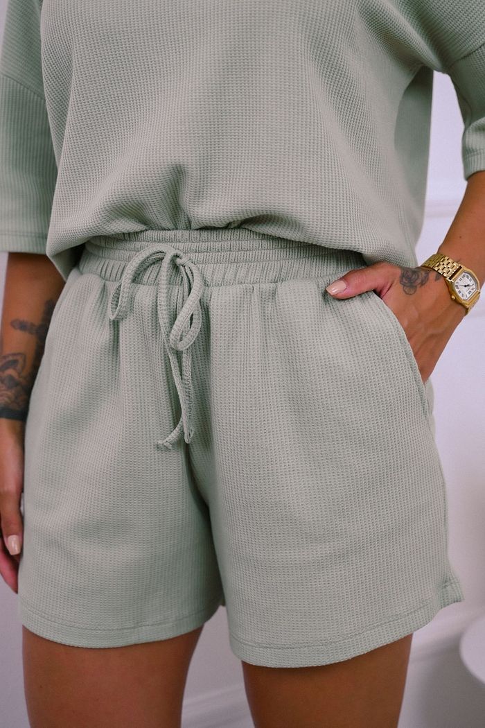 SHORTS HELENA COM BOLSOS FACA COLMEIA TEE LINDA