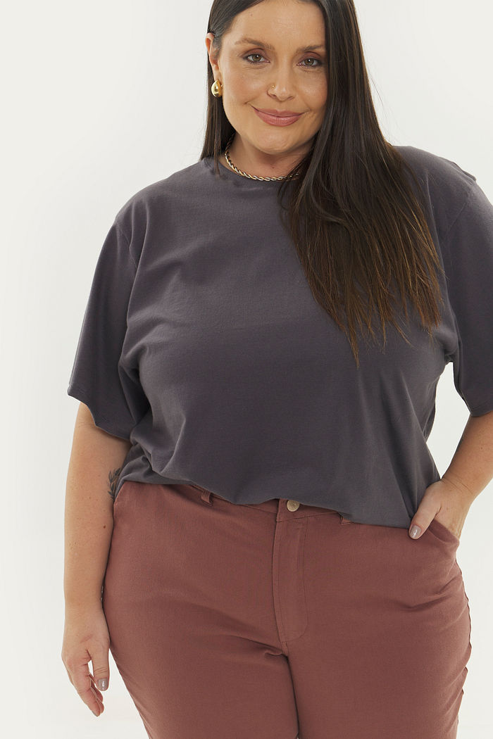 T-shirt Malha Confort Básica Nina Cinza