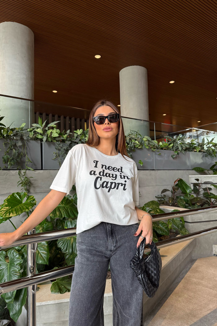 T-SHIRT ESTONADA DAY IN CAPRI ESTAMPA PRETA OFF WHITE