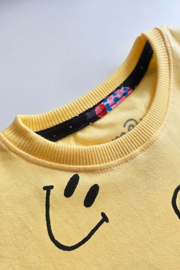 CAMISETA UNISSEX AMARELA CARINHAS