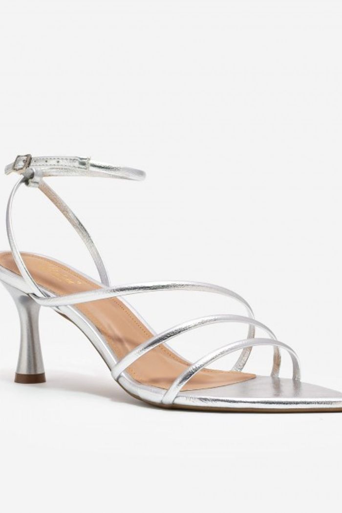 Sandália Metalizado com Tiras Finas e Salto Taça Prata