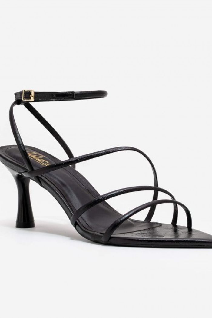 Sandália com Tiras Finas e Salto Taça Preto