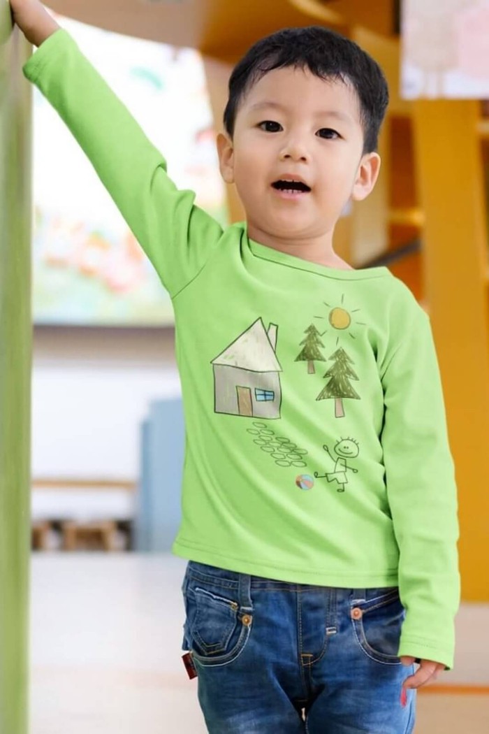 Camiseta Infantil Manga Longa Algodão Toque Macio Verde Claro Criança na Floresta