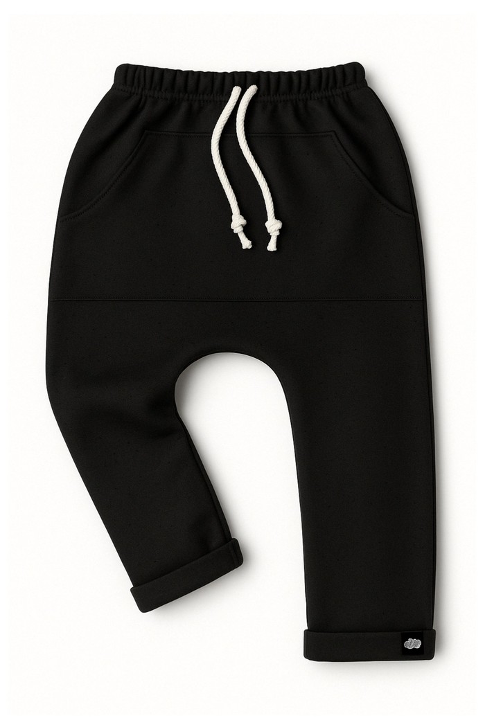 Calça Infantil Saruel Preta com ajuste na cintura, bolso frontal em moletinho