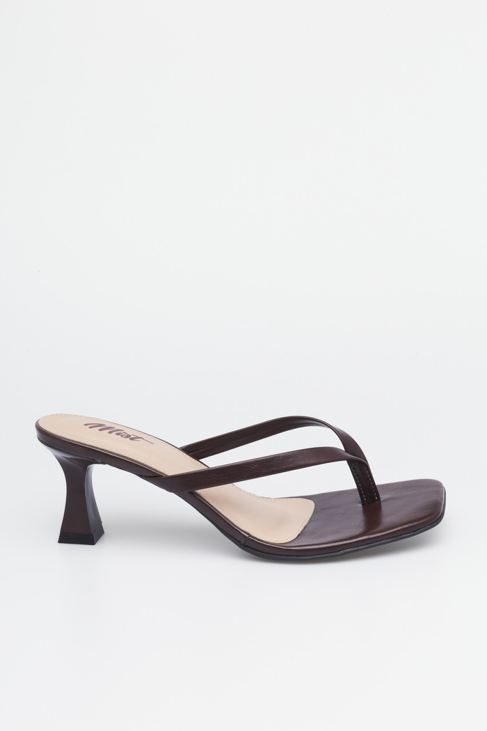 Tamanco Maya Marrom MIST – tiras finas minimalistas e salto fino geométrico