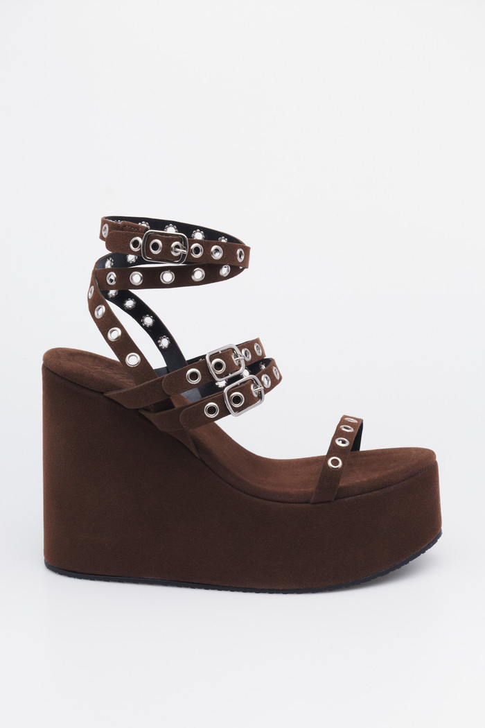 andália Chloe Marrom – sandália feminina moderna com ilhoses metálicos