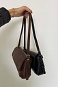 Bolsa Thayla Café MIST - bolsa feminina marrom pequena estilo baguete minimalista