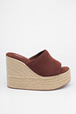 Tamanco plataforma Sofia Terra em camurça marrom com salto em corda