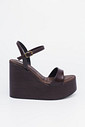 Sandália Manu Marrom MIST – Plataforma Anabela Feminina Sandália Manu Marrom – salto plataforma alto com fechamento no tornozelo