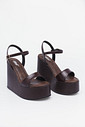 Sandália Manu Marrom MIST – Plataforma Anabela Feminina Sandália Manu Marrom – salto plataforma alto com fechamento no tornozelo