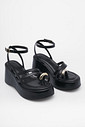 Sandália plataforma preta com tiras finas e detalhe dourado