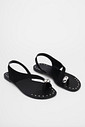 Sandália Carla Preto – Rasteira Minimalista com Detalhe Metálico Sandália Carla Preto com tira assimétrica e solado flat com tachas