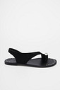 Sandália Carla Preto – Rasteira Minimalista com Detalhe Metálico Sandália Carla Preto com tira assimétrica e solado flat com tachas