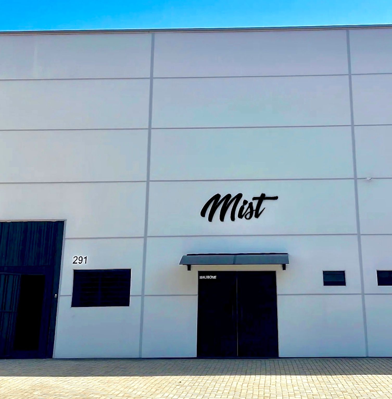 Foto do depósito da Mist Store, amplo e organizado, com estoque pronto para envio.